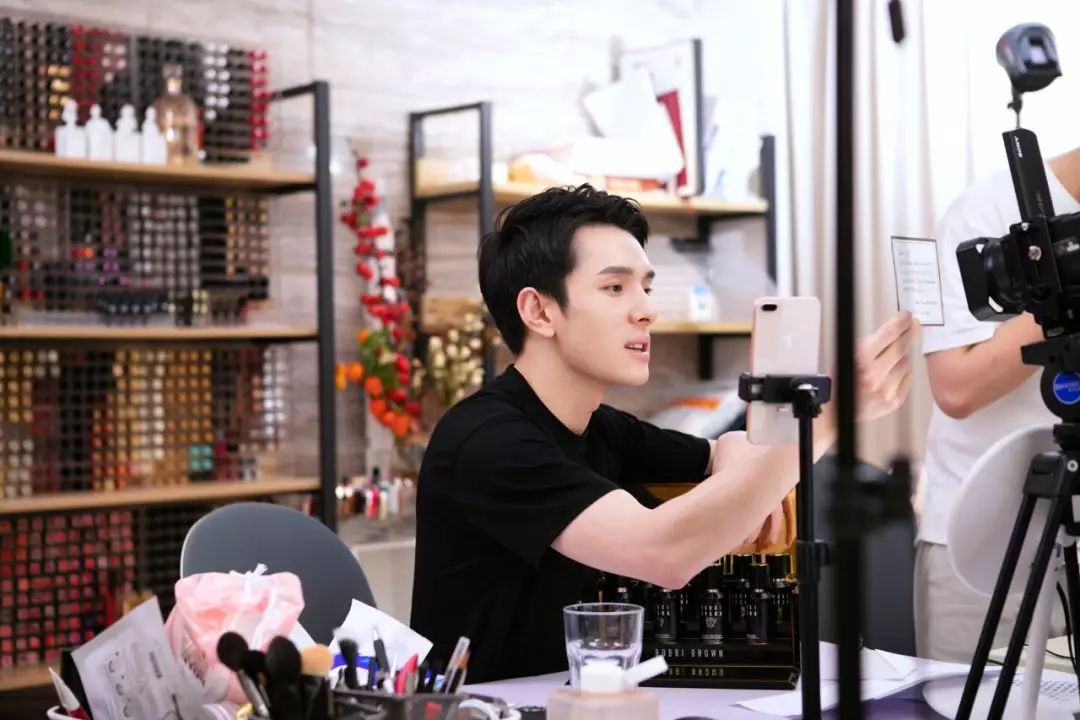 香港白小奶透特,真实经历曝光,引发网友热议