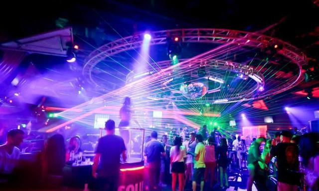 香港雷峰心水论,探索热门打卡地,感受独特夜生活魅力