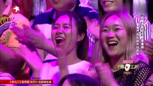 老太脱裤让老头玩快乐时光，逗乐众人，温馨互动暖人心
