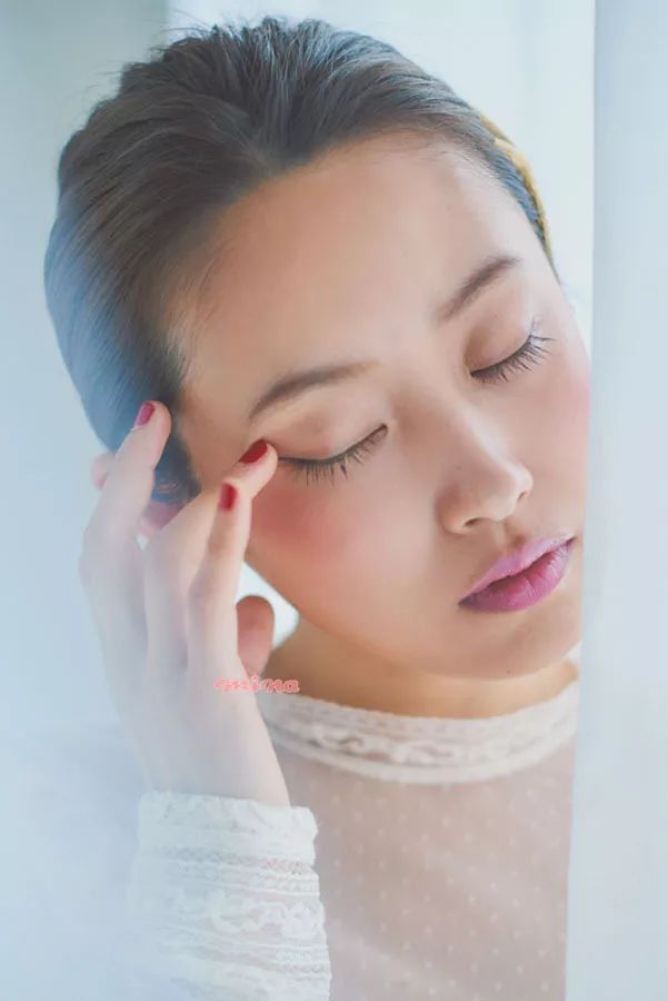 成熟亚洲女人毛茸茸魅力，优雅气质绽放，自然风情迷人