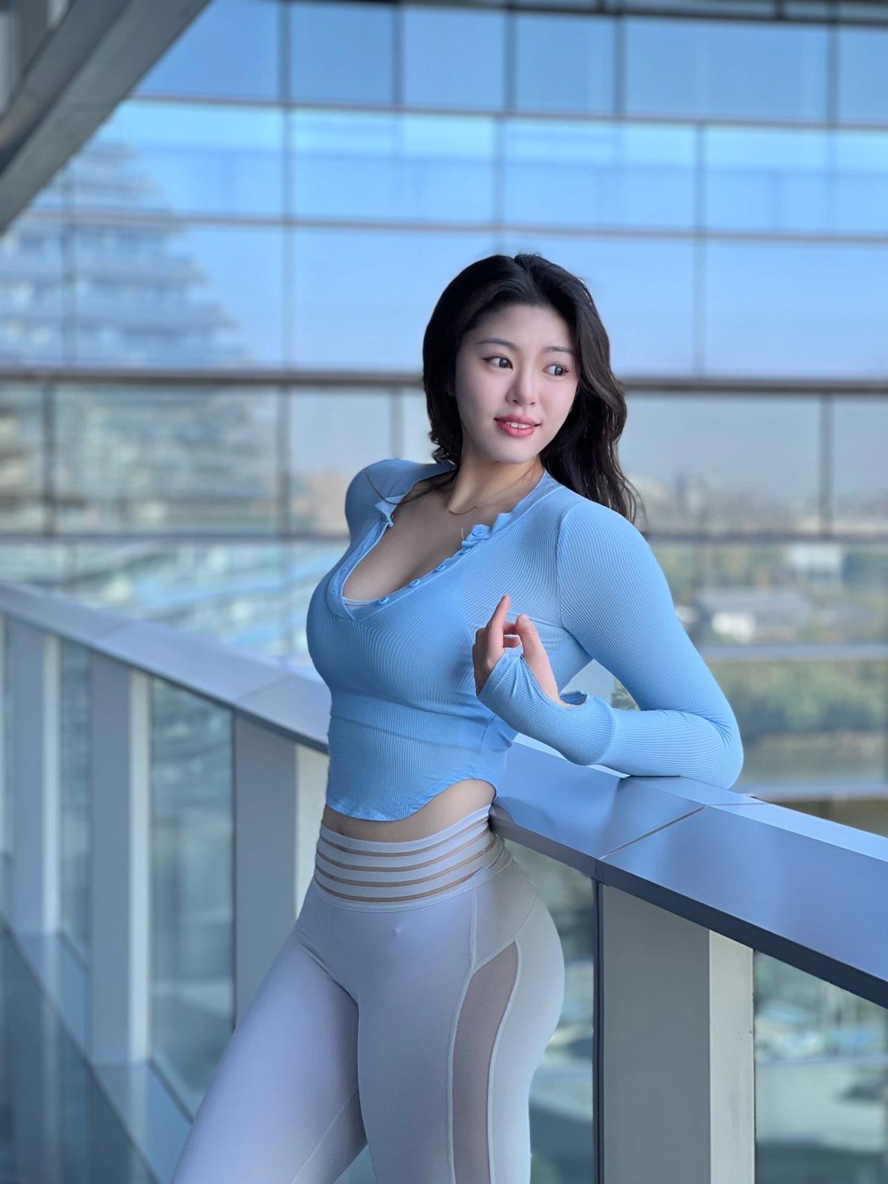 40岁女人丰满一级毛片魅力不减，成熟风情尽显，性感身材令人心动