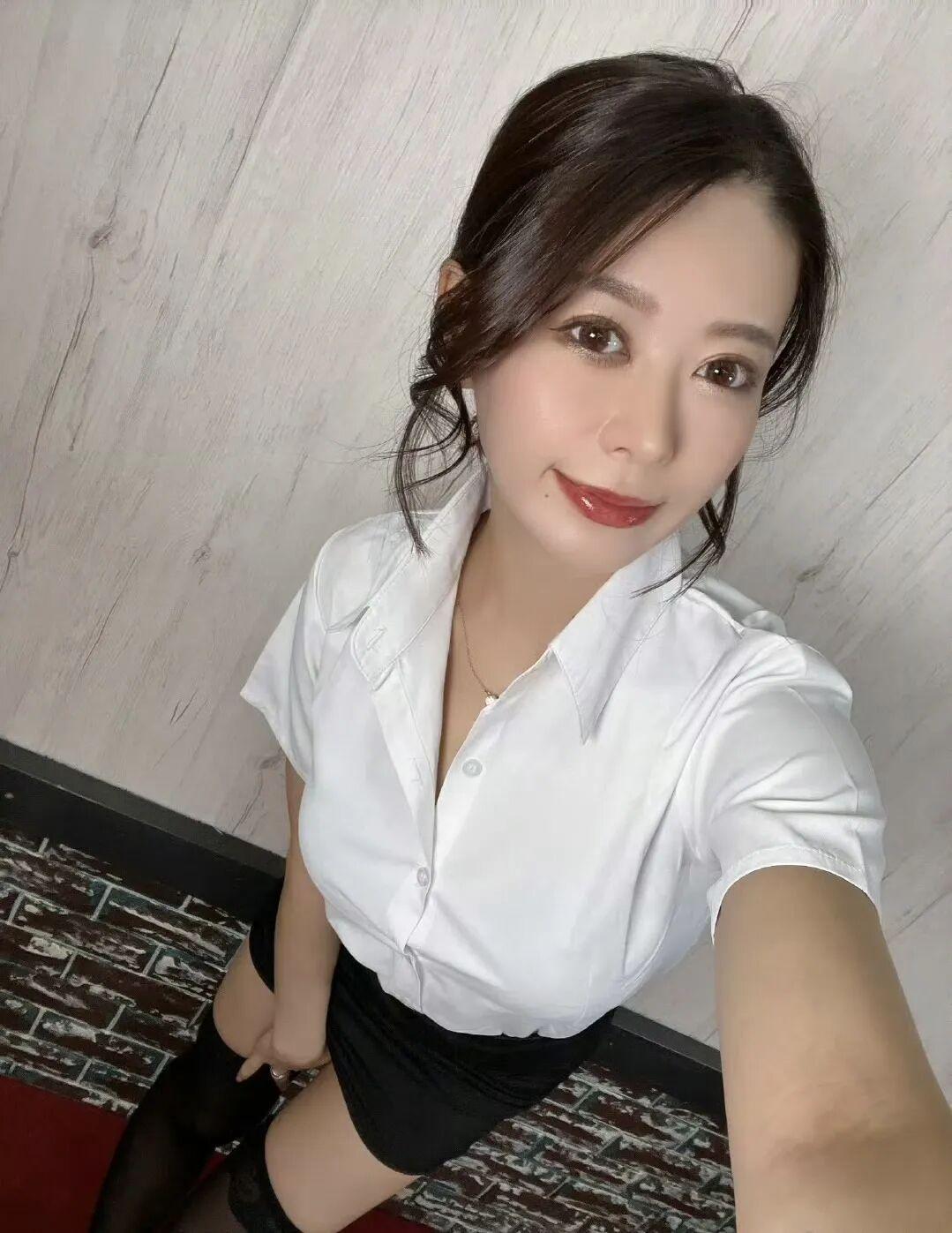熟妇销魂风情万种，撩人韵味，尽显成熟魅力