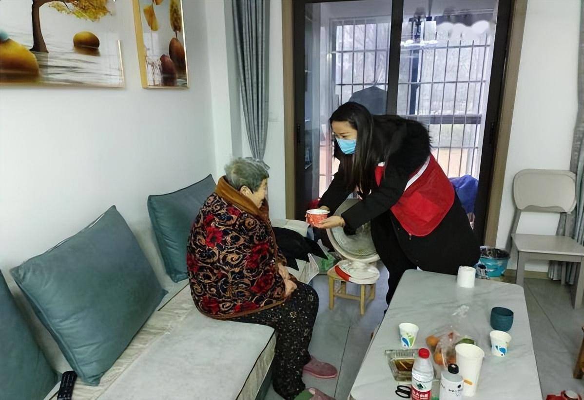 中国老太的幸福晚年生活，社区关爱暖人心，传统美德代代传