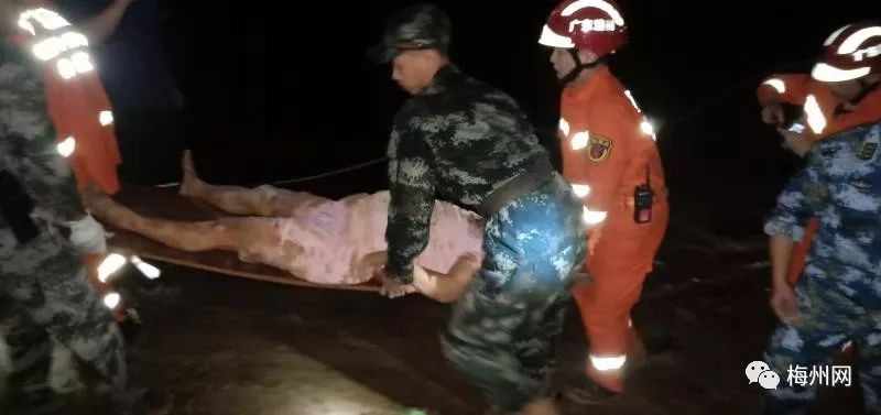 蓬莱山一级裸体片浜引发热议，网友热议其背后故事，探讨艺术与争议的边界