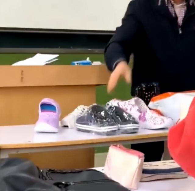 上课脱鞋学生课堂放松行为引发热议