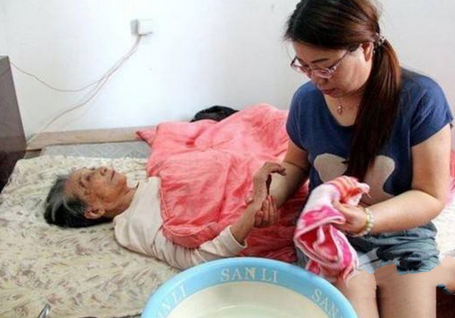 寡妇的奶水滋养生命的力量