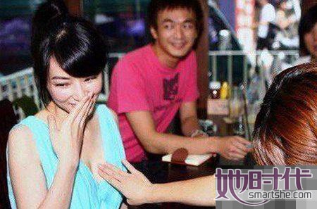 三男玩喂奶女三A片BD浜引发热议，网友疯狂讨论剧情细节，导演揭秘拍摄幕后花絮