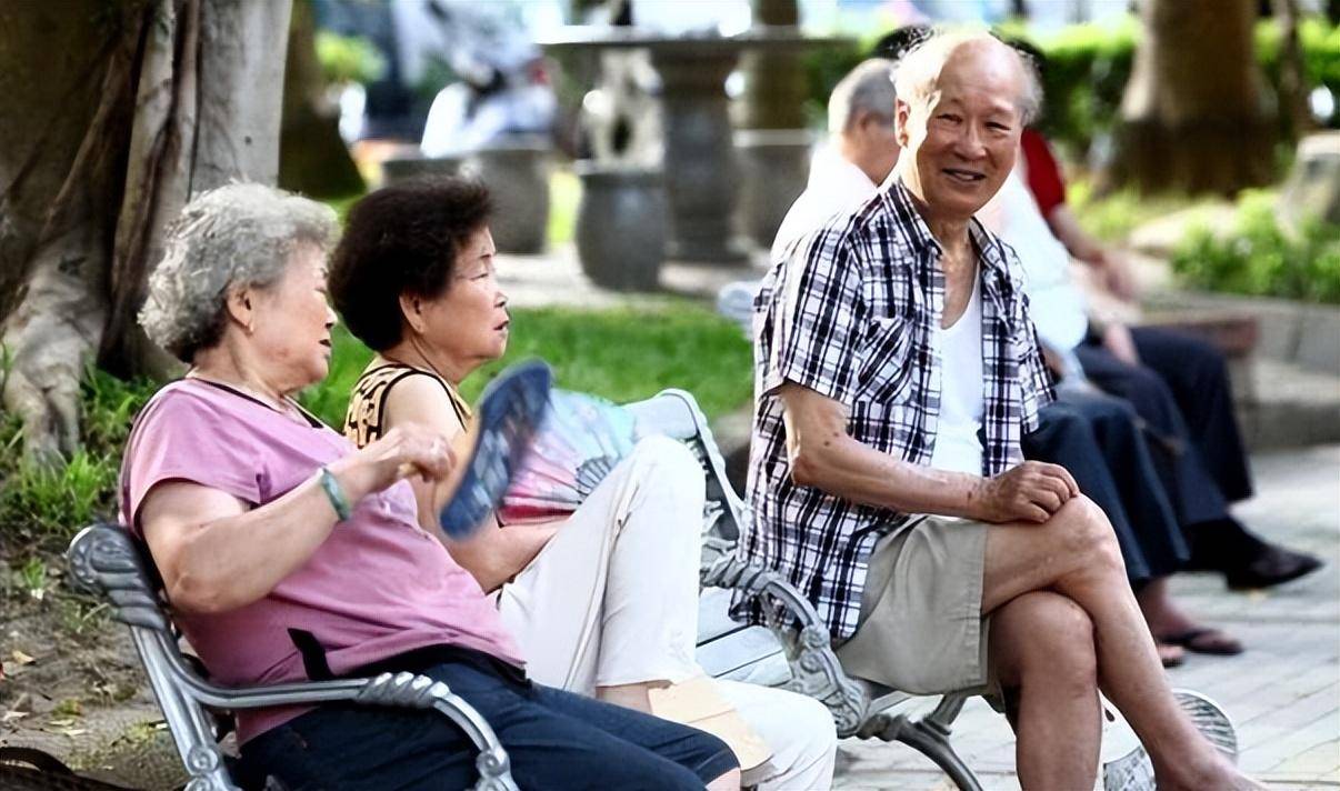 2.老头同性老汉的情感纠葛，晚年抉择，社会包容与自我认同
