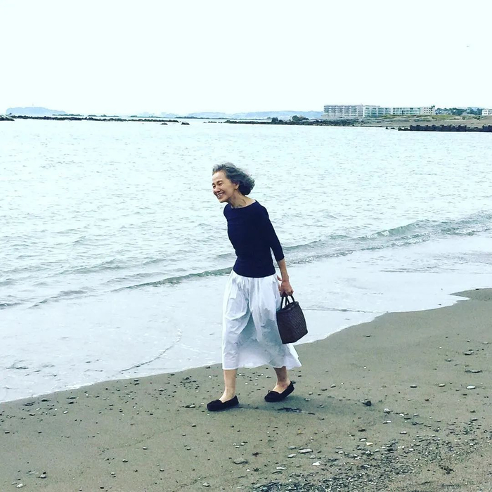 2.日本60岁成熟老妇海滨生活,优雅晚年时光,自然风情摄影集