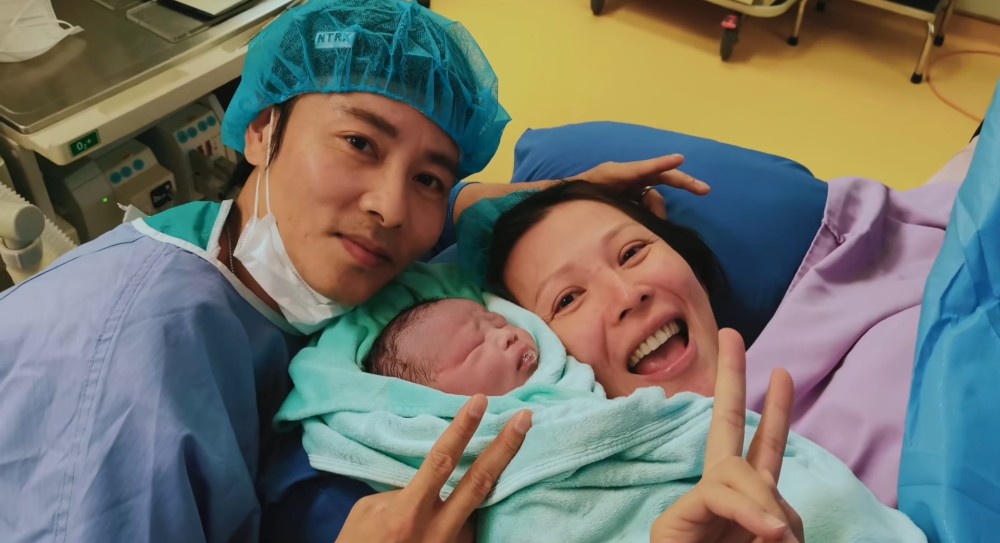 3.做爱经验不多服务正面口三点香港在线观看，完全没有风尘味技巧分享，全片解析