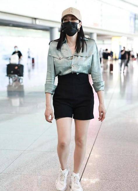 "国产肥女惊艳亮相，自信穿搭引领潮流，展现独特魅力风采"