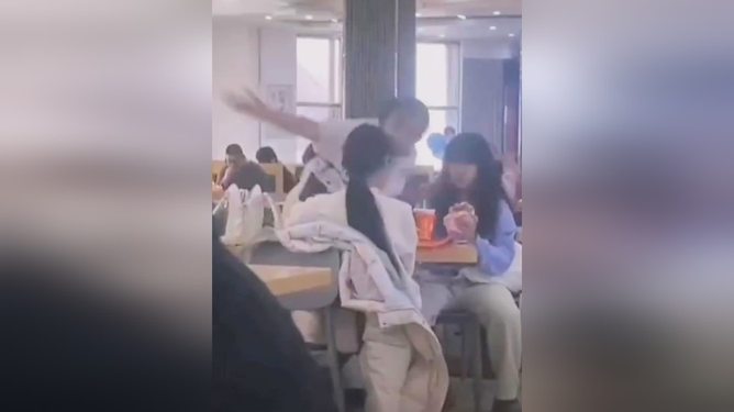 男生困困进女生困困洞浜引发热议，神秘洞穴探险故事，逗趣又惊险的意外遭遇