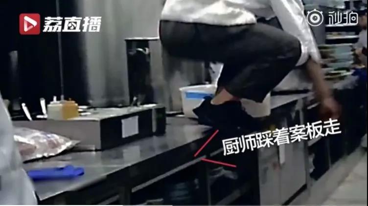 吃脚闻脚的视频vk浜引热议，网友直呼太奇葩，揭秘背后真相与争议