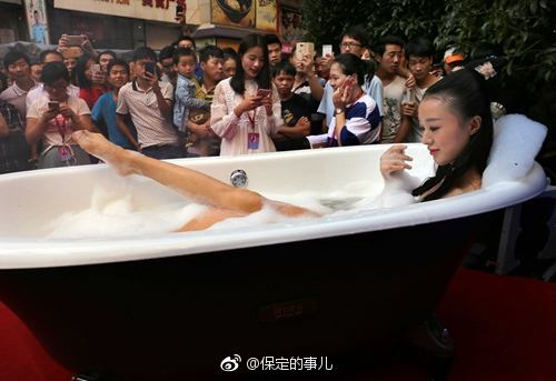 裸体美女洗澡偷拍引发争议 裸体美女洗澡偷拍引发争议