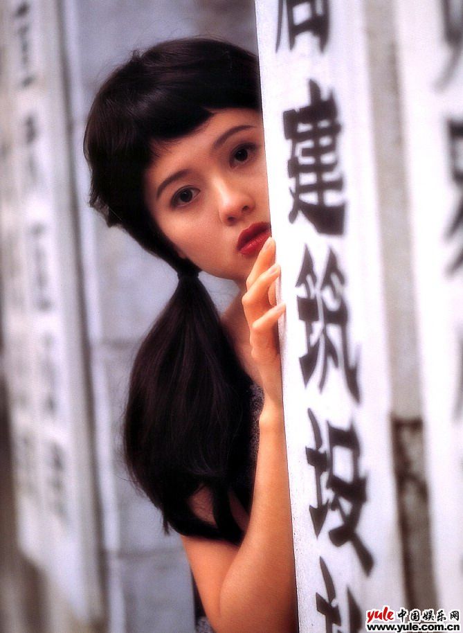 李丽珍性感HD写真曝光，经典镜头重现，勾起影迷无限回忆
