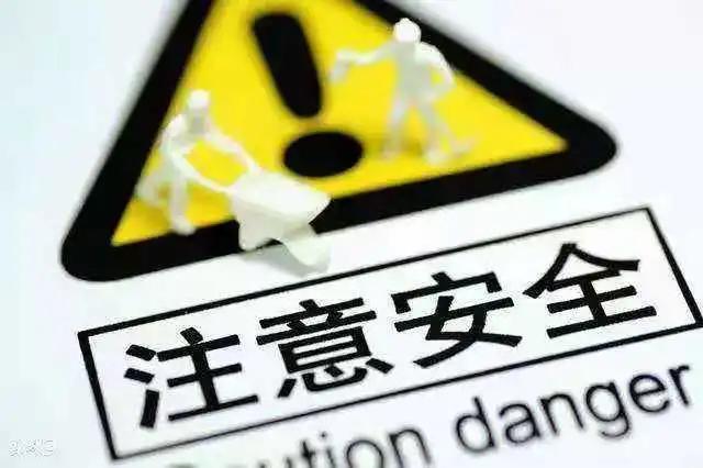 黄色艹b视频引发热议，网友疯狂转发，专家提醒注意内容安全，避免不良影响