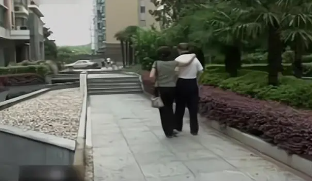 1.中年夫妻偷拍引发社会热议