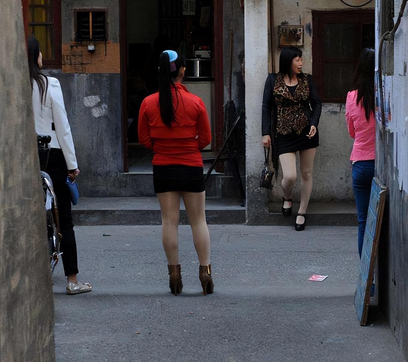 站街少妇系列故事，都市夜色迷离，欲望交织，命运转折