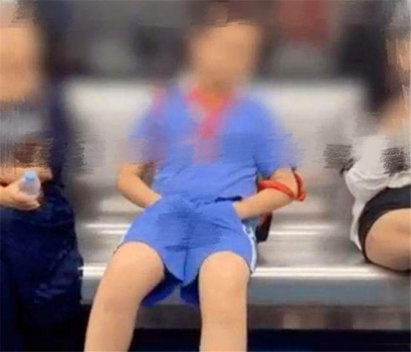 高潮女教师课堂失控瞬间，学生偷拍，A片级画面流出，全网疯传