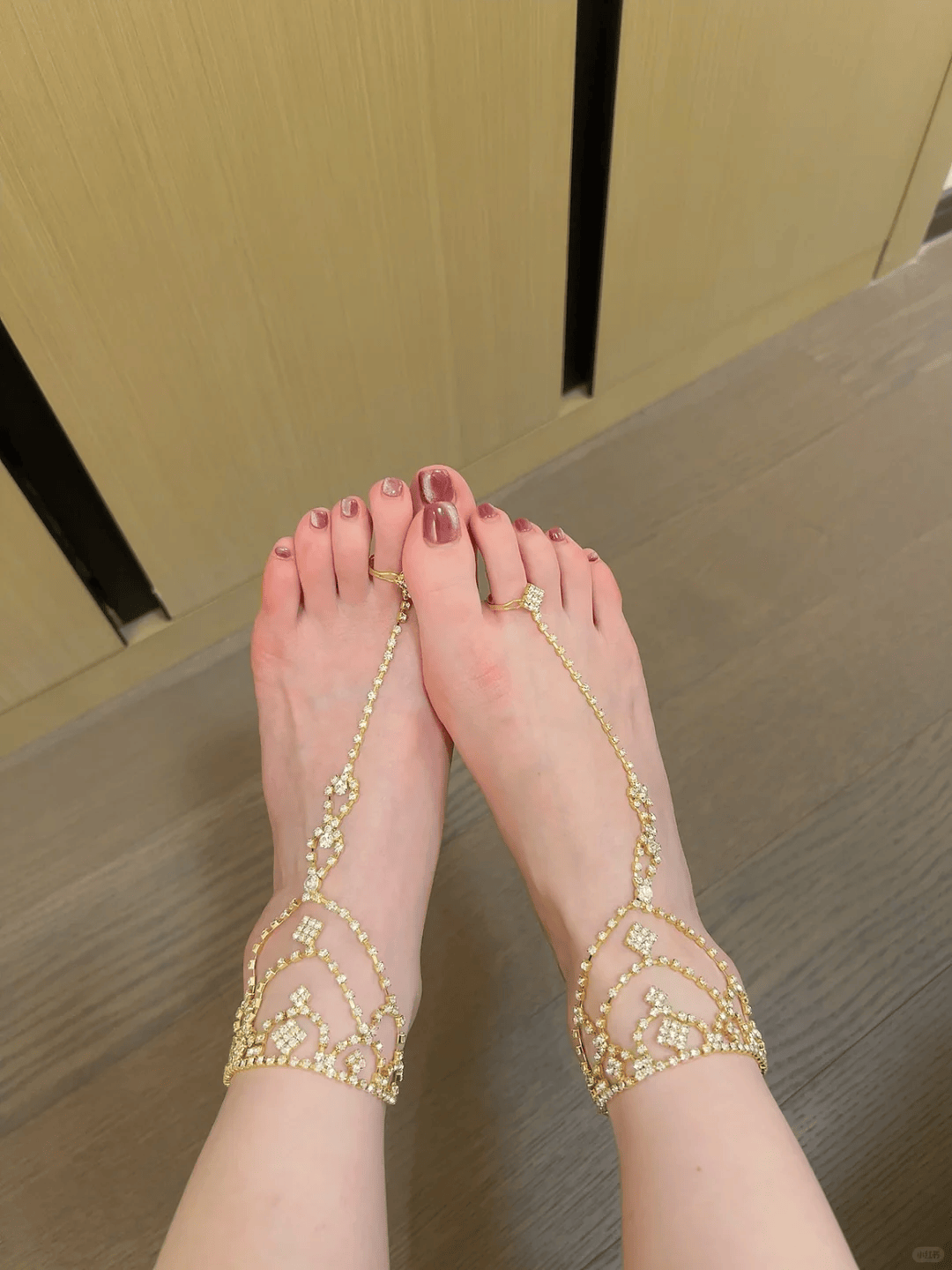 粉嫩玉足夹精脚footjob交，体验极致诱惑，享受温柔触感，探索足控新境界