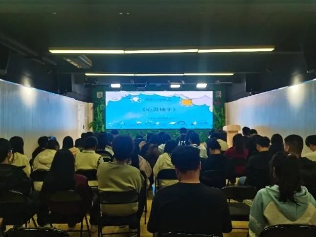 大学生一级黄色片引发热议大学生心理健康教育亟待加强，色情内容危害大，家长学校需警惕