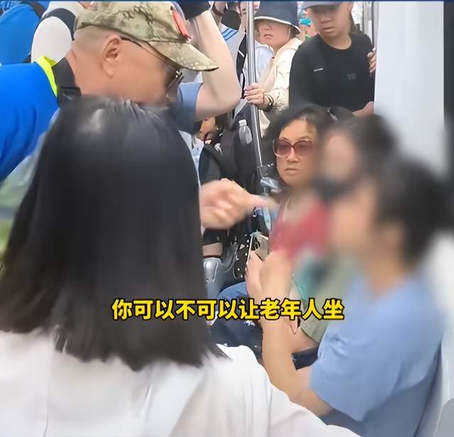 三个老头戏弄女学生浜引发众怒，女学生浜勇敢反击，老头们狼狈逃窜，正义终将胜利