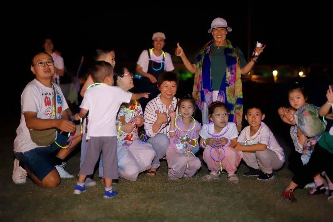 2.篮球场下雨天女同学嬉戏，青春洋溢，欢声笑语回荡，湿滑地面也挡不住热情