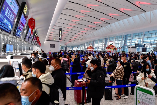迪拜机场重新开放，旅客喜迎新航站楼，全球航班恢复运营