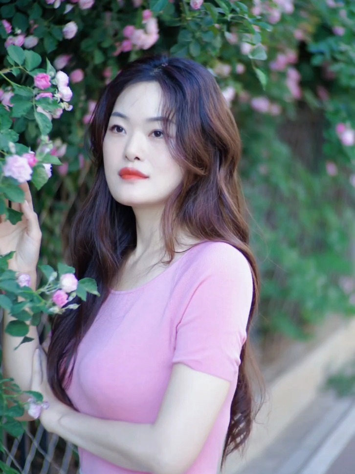 色五月婷婷五月绽放浪漫芬芳，邂逅初夏温柔时光，共赴花海之约