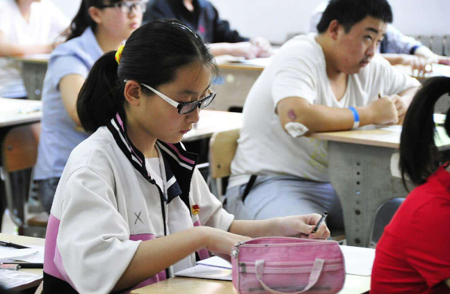 国产老师学生无套视频引发热议，真实场景曝光，网友直呼震惊