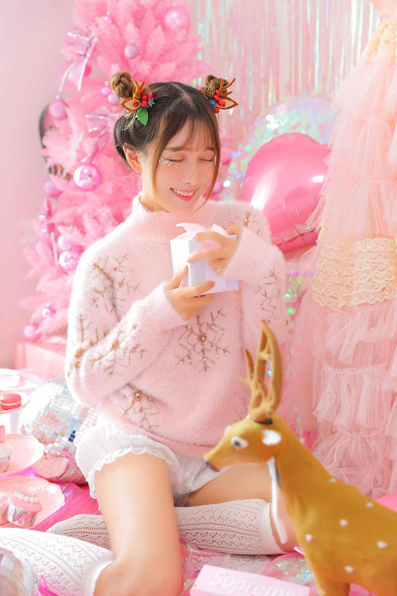 粉嫩美鲍美女的诱人魅力，精致妆容，完美身材，尽显性感风情