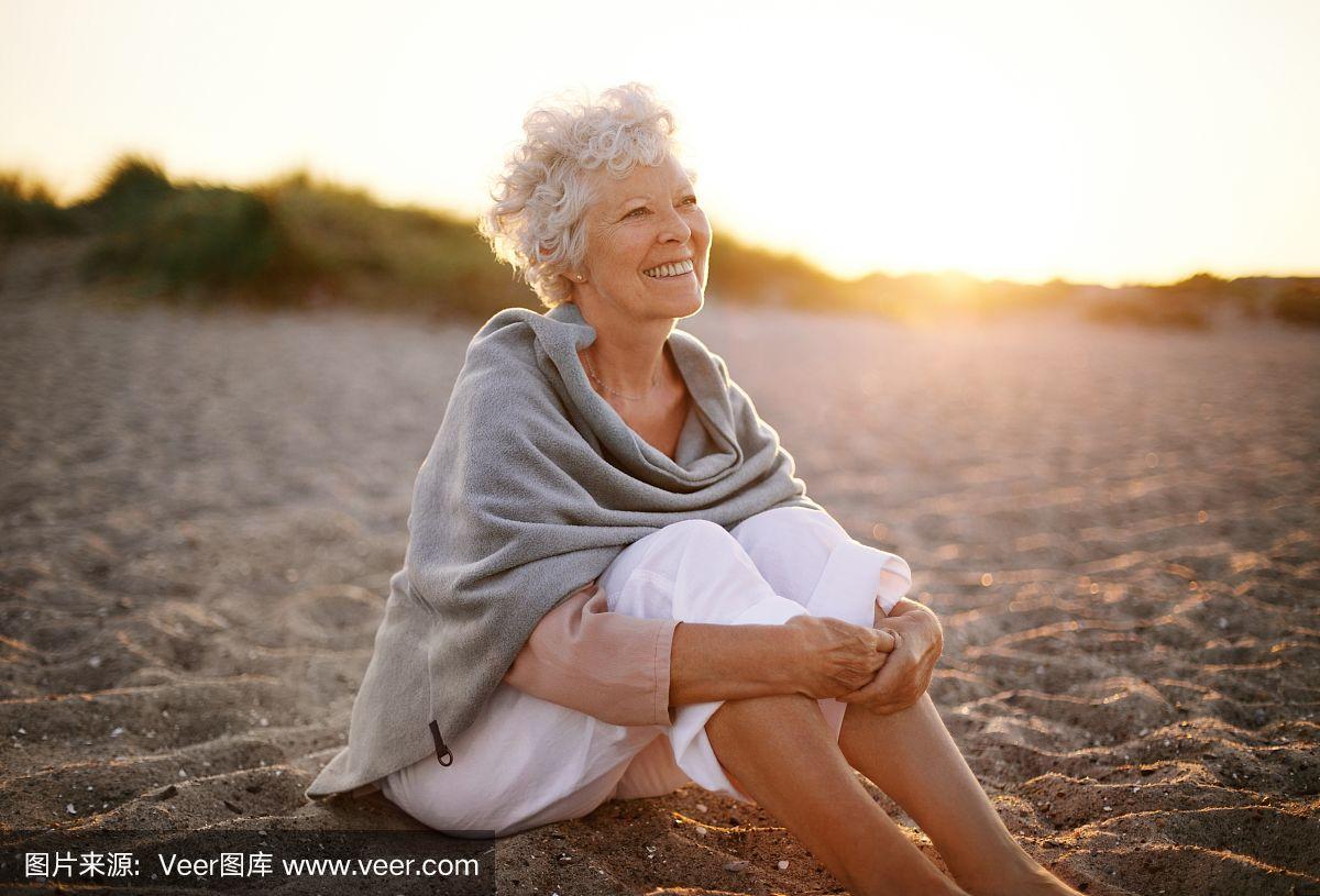 欧美老妇性开放浜海滨风情，探索欧美老妇自由生活，体验开放浜独特魅力
