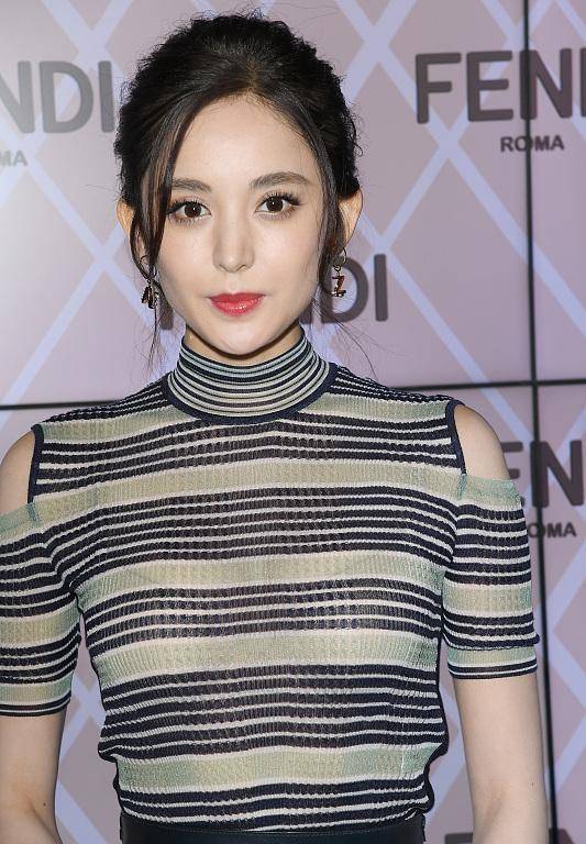 张柏芝舒淇三级片往事回顾，昔日大胆演出引热议，两位女星风格对比鲜明