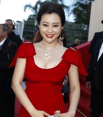 成熟丰满人妻一区二区魅力尽显，人妻风情诱人沦陷，轻熟韵味点燃欲望