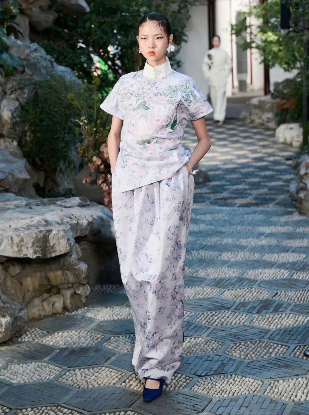 成熟丰满少妇浜的迷人魅力与风情，展现独特韵味，吸引无数目光