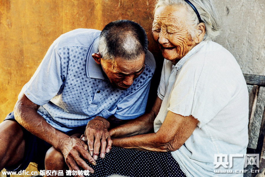 老人与爱视频见证晚年激情，真实记录，温暖瞬间
