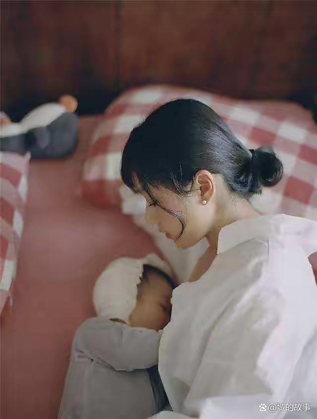 少妇边喂奶边被躁BD浜引发热议,探讨母亲权益与网络暴力,社会关注持续升温 少妇边喂奶边被躁BD浜引发热议,探讨母亲权益与网络暴力,社会关注持续升温