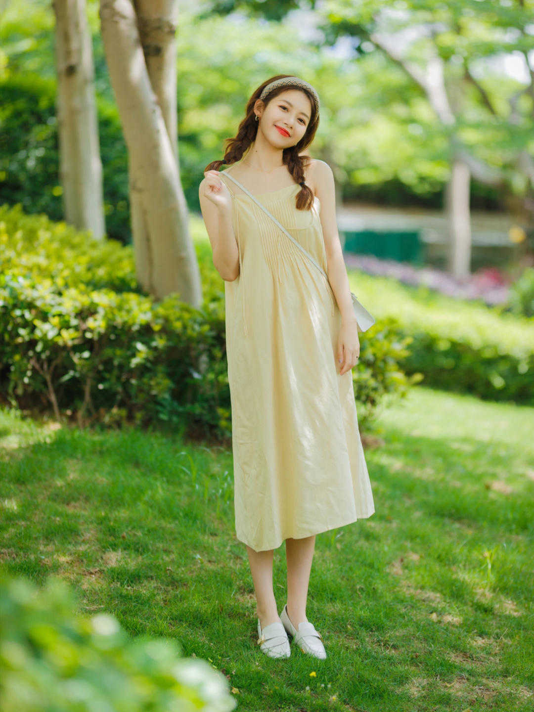 2.白嫩肌肤如玉的小女生图片，展现清新气质，自然美感动人