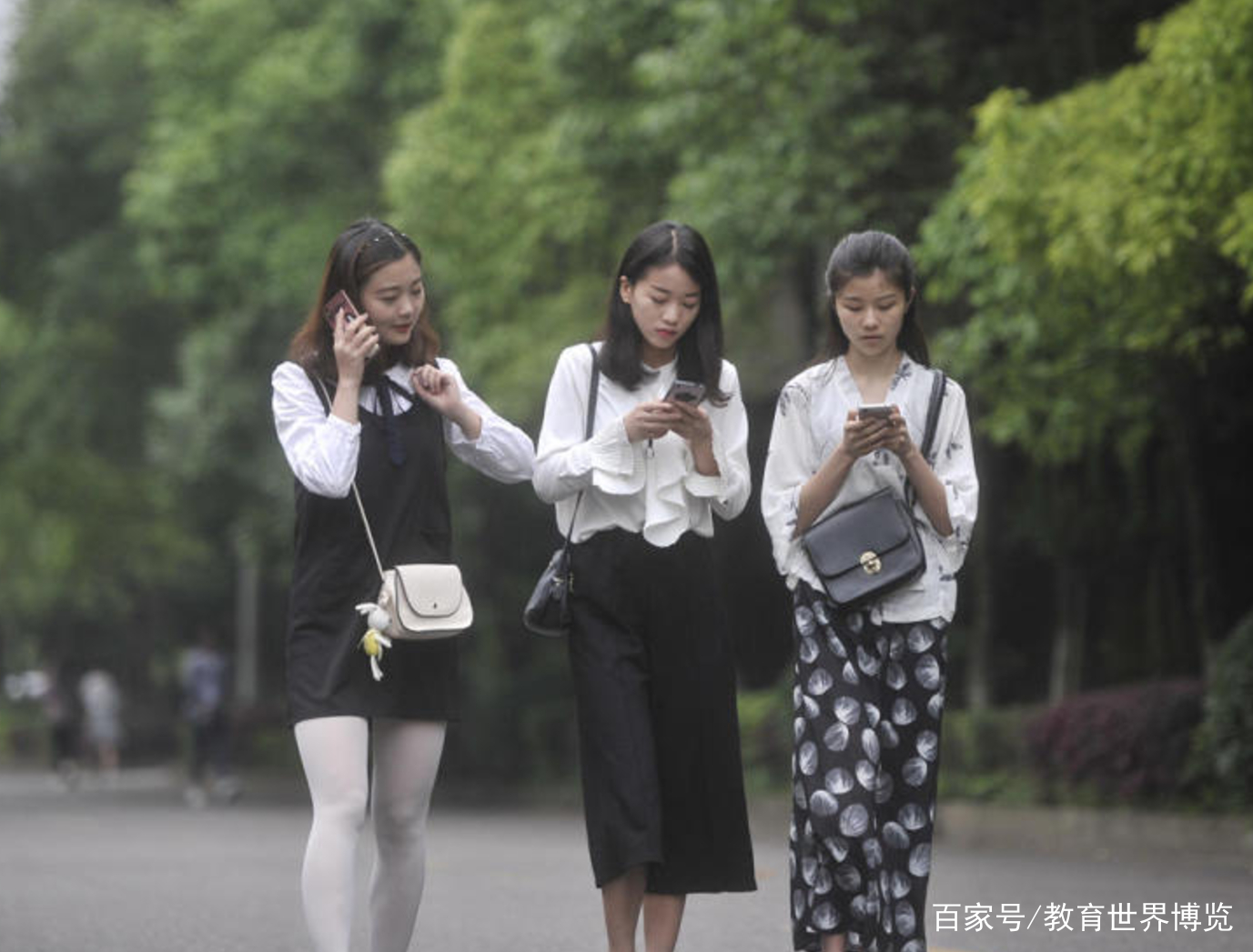 国产女学生一级A片浜引发热议，校园题材争议不断，观众评价两极分化
