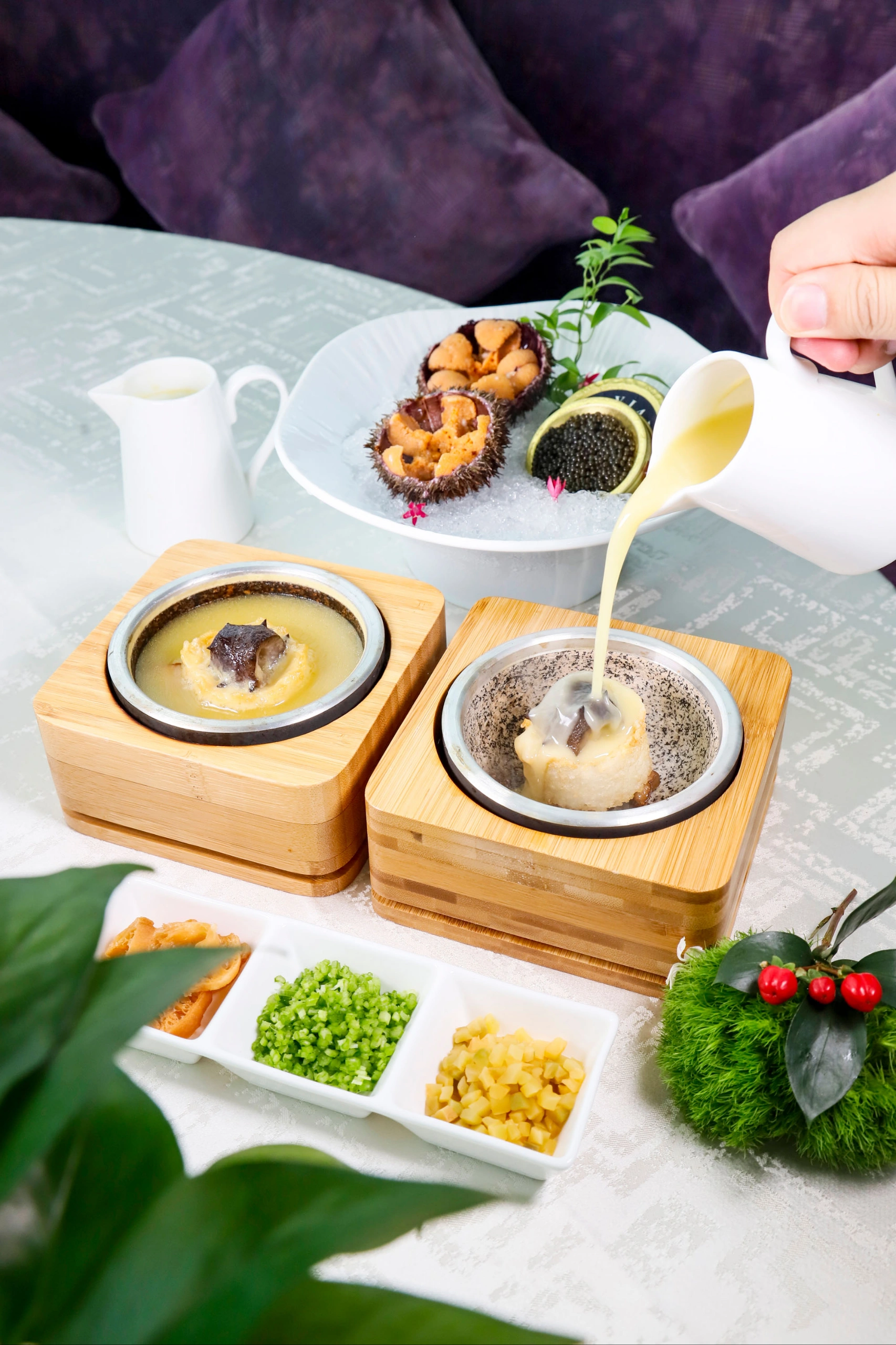 丰满熟女在厨房BBwHD浜展现魅力，诱人美食与性感交织，打造视觉味蕾双重盛宴