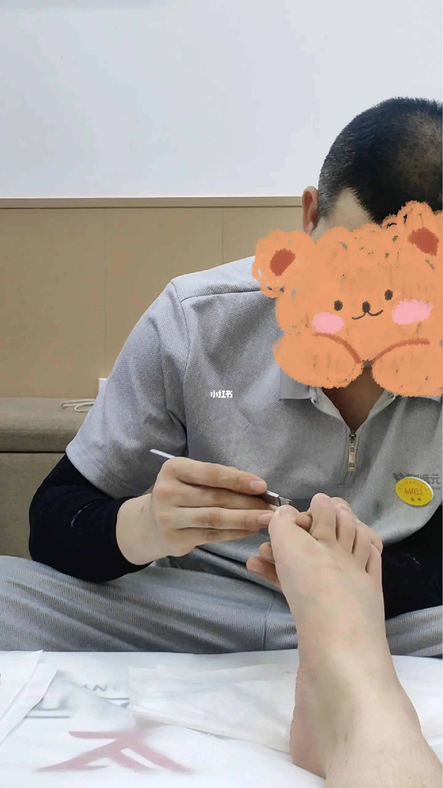 老师帮我足交的奇妙体验，温柔手法令人陶醉，放松身心享受独特服务