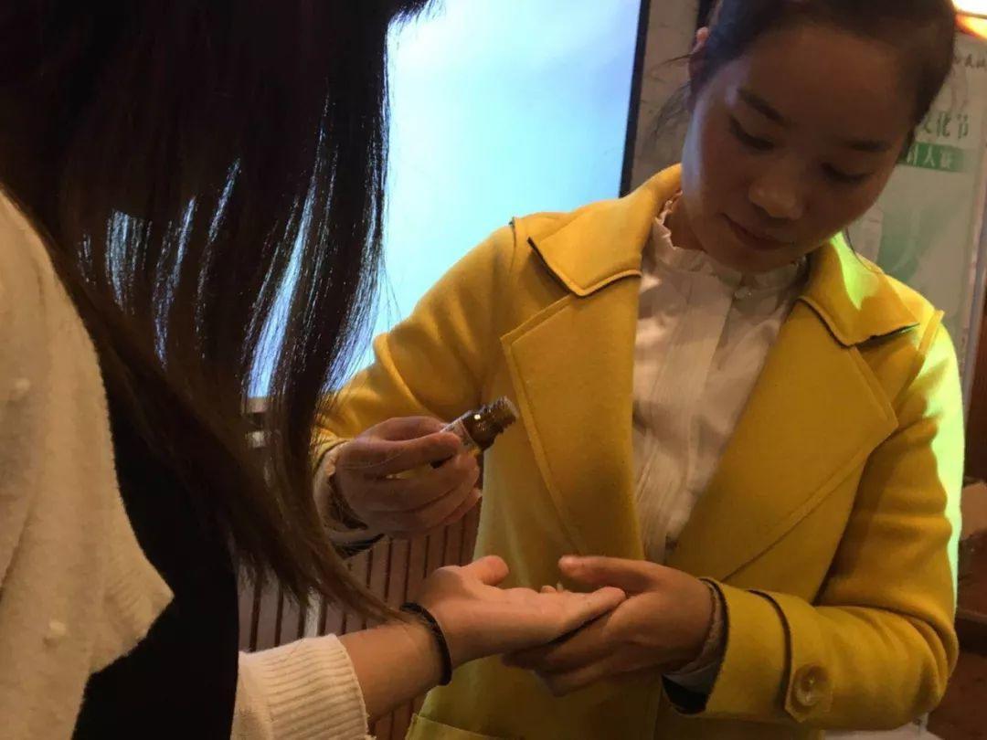 深夜街边小巷偶遇少妇，神秘小视频流出，引发热议不断