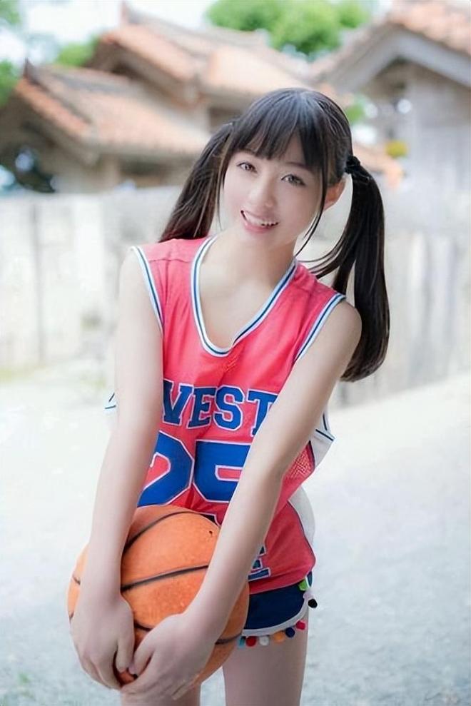 日本美女浜崎真緒写真集，性感诱惑，完美身材展现