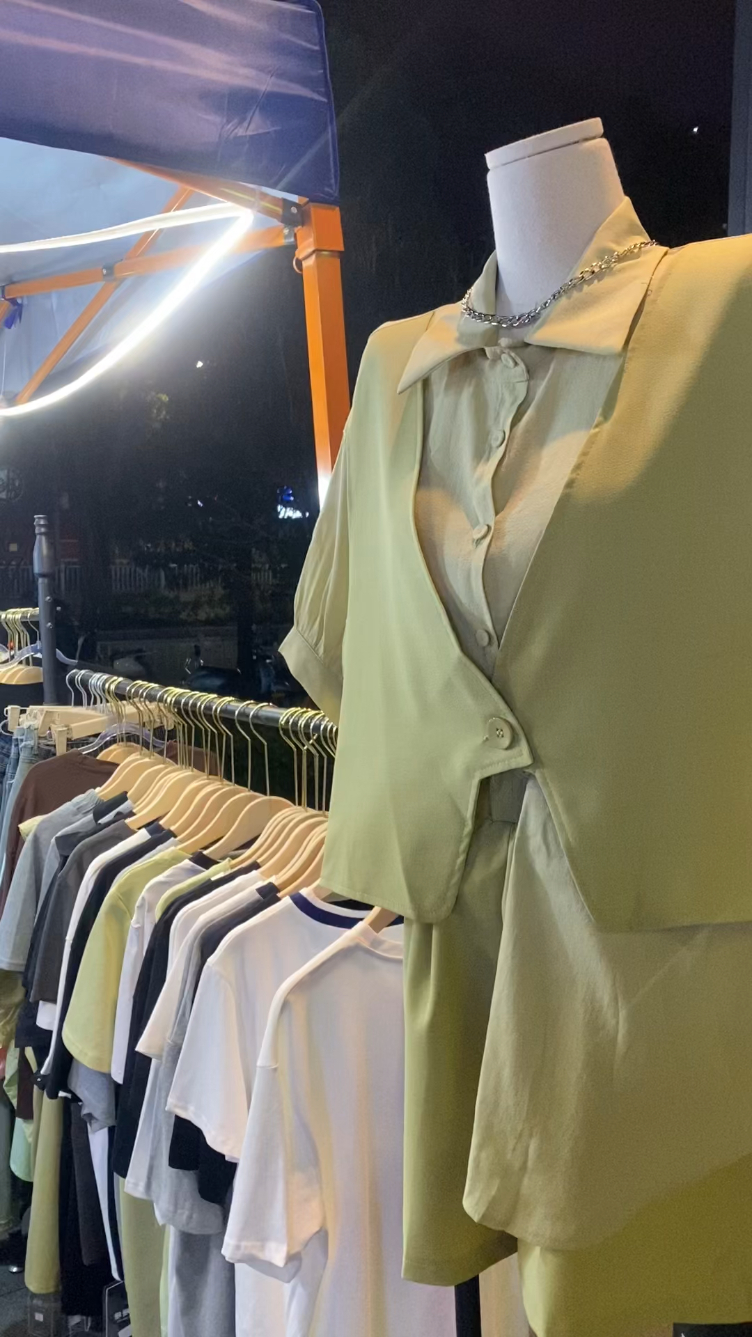 国产丝袜制服在线选购，高品质款式多样，性感时尚尽显魅力