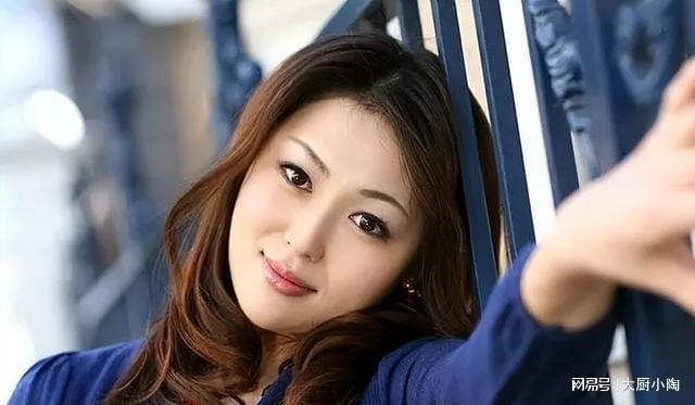 西罗体女人毛片儿惊艳亮相，性感女神演绎激情大片，视觉盛宴引爆全网