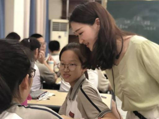 老女师一级毛片浜引发热议，探讨其背后社会现象，揭示成人内容监管难题