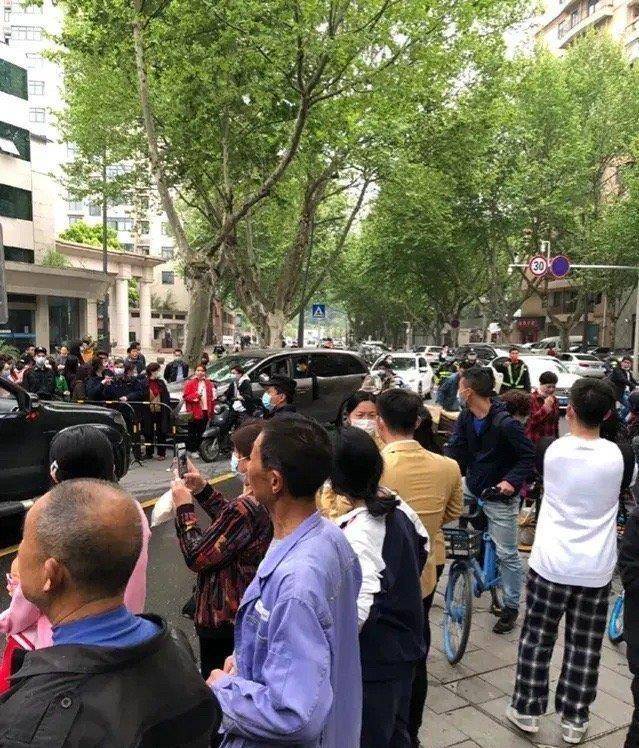 他扒开我小泬添我三男一女视频曝光，真实记录引发热议，网友纷纷围观讨论