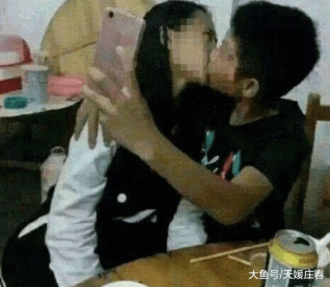 阿姨偷拍啪啪现场引发热议，邻居愤怒报警，警方介入调查真相