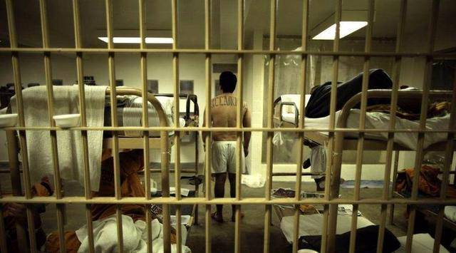 2.黑暗刑房浜女囚受难记，一级A片震撼曝光，揭秘不为人知的地下囚牢