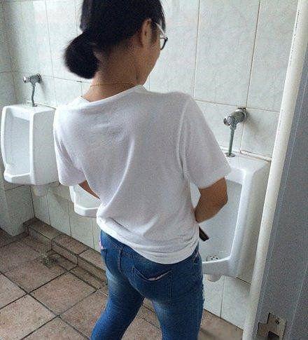 少妇上厕所撒尿的隐秘瞬间与日常尴尬，真实记录，生活百态